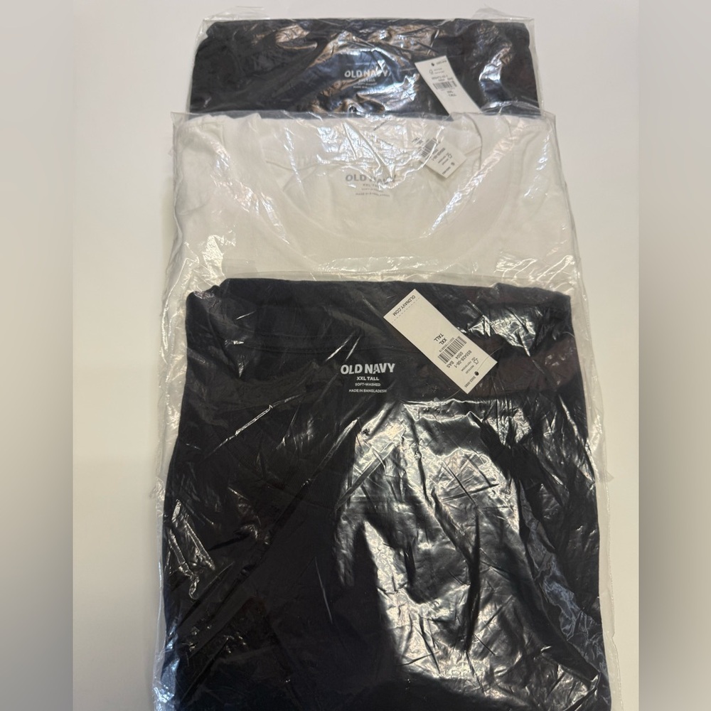 1 navy
1 white 
1 black
Crew neck tee shirts